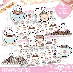 Op de afbeelding: Een vel met printbare plannerstickers met stripfiguren die interageren met koffiekopjes en koffiebonen. De ontwerpen bevatten kleine witte figuurtjes die mokken knuffelen, in stapels bonen zitten en lattes vasthouden. Tekst: "PRINTABLE Planner Stickers" en "Plan so cute!"
