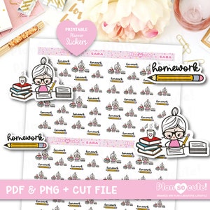 Op de afbeelding: Printbare planner stickers met een cartoonillustratie van een vrouw met een bril die aan een bureau zit met een stapel boeken, een kopje koffie en een potlood. De stickers zijn ontworpen voor gebruik in planners en dagboeken. De tekst "Plan so cute!" en "homework" is opgenomen op de stickers.