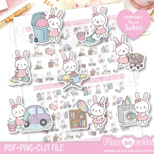 Puede incluir: Una hoja de pegatinas para planificador con conejitos de dibujos animados con vestidos rosas realizando tareas domésticas. Las pegatinas incluyen conejitos con escobas, tablas de planchar y carritos de la compra. Texto: "Printable Planner Stickers" y "Plan so cute!"