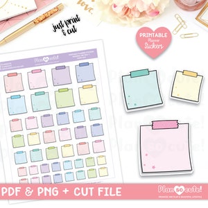 Może przedstawiać: Drukowane naklejki do planera z kolorowymi karteczkami w pastelowych kolorach, czarnym obramowaniem i ozdobną taśmą na górze. Tekst "Plan so cute!" znajduje się na arkuszu naklejek, a tekst "Drukowane naklejki do planera" znajduje się na różowym sercu.