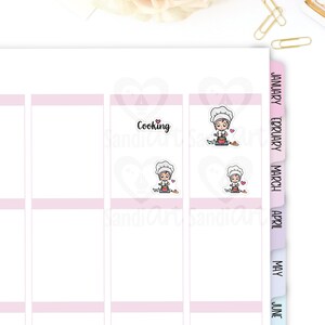 Peut inclure: Un ensemble de quatre autocollants pour planificateur repr&eacute;sentant un chef cuisinier de dessin anim&eacute; avec le texte "Cooking" sur un autocollant. Les autocollants sont blancs avec des accents roses et repr&eacute;sentent un chef cuisinier de dessin anim&eacute; avec un chapeau blanc et une casserole rouge.