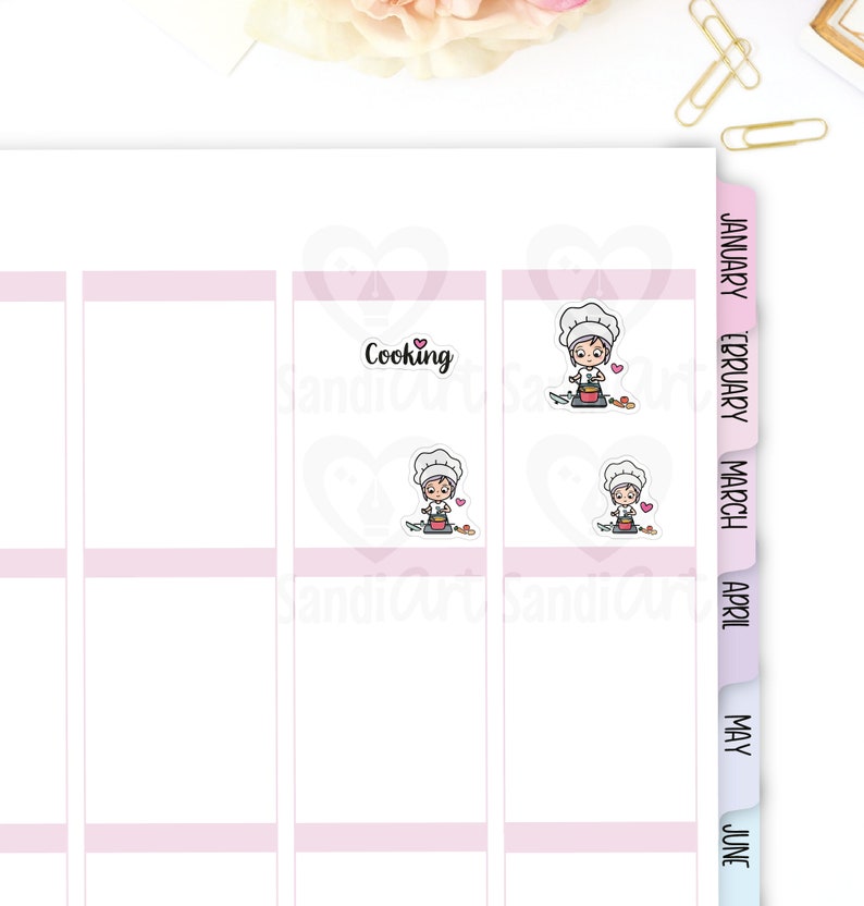 Peut inclure: Un ensemble de quatre autocollants pour planificateur repr&eacute;sentant un chef cuisinier de dessin anim&eacute; avec le texte "Cooking" sur un autocollant. Les autocollants sont blancs avec des accents roses et repr&eacute;sentent un chef cuisinier de dessin anim&eacute; avec un chapeau blanc et une casserole rouge.
