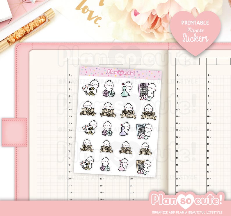 Op de afbeelding: Printbare planner stickers met schattige cartoonfiguren die spelletjes spelen zoals bingo, spelletjesavond en meer. De stickers zijn op een witte achtergrond met een roze rand en de tekst "Plan so cute!" bovenaan.