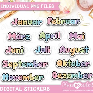 Puede incluir: Un conjunto de pegatinas digitales con los meses del año, cada uno en un color pastel diferente con un contorno blanco. Se ven las palabras "INDIVIDUAL PNG FILES" y "DIGITAL STICKERS". Diseñado para la planificación y la organización.