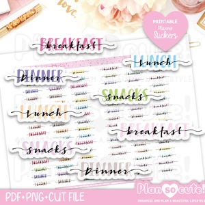 Puede incluir: Hoja de pegatinas imprimibles para planificador con las palabras "Breakfast", "Lunch", "Dinner" y "Snacks" en varios colores y fuentes. Diseñadas para organizar planes de comidas diarios.