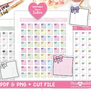 Puede incluir: Pegatinas imprimibles para planificador con una variedad de blocs de notas cuadrados de color pastel con lazos. Las pegatinas están diseñadas para ser recortadas y utilizadas en un planificador o diario.