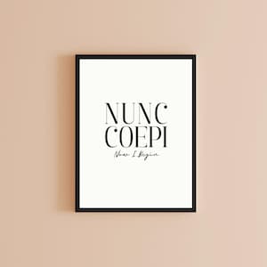 Può includere: Stampa incorniciata in bianco e nero con la frase latina "NUNC COEPI" e la traduzione inglese "Now I Begin".