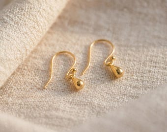 Pendientes colgantes de oro diminutos, pendientes minimalistas y delicados, joyería de oro para uso diario, regalo para ella.