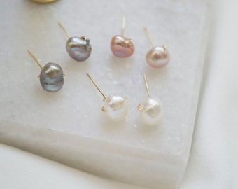 Pendientes de perlas / perlas / pendientes de perno / pendientes de oro / pernos de oro / pendientes de oro delicado / pendientes de perno delicado . SSJ443