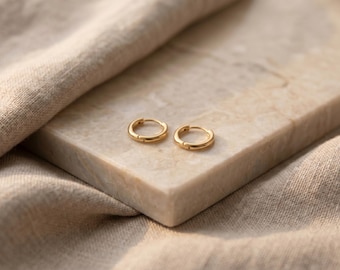 Pendientes de aro dorados, aros pequeños tipo huggie, aros dorados diminutos, pendientes delicados, joyería minimalista