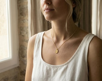 Guldmynthalsband, ovalt medaljonghänge, solstrålehalsband, fina guldsmycken, minimalistiskt charmhalsband, present till henne