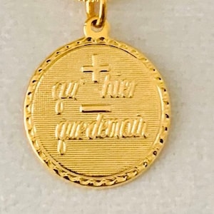 Plus qu'hier moins que demain, colgante francés Love you more, colgante chapado en oro de 3/4" con cadena de serpiente chapada en oro de 14k disponible en 4 tamaños