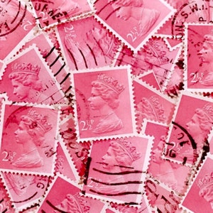 Lichtroze, gebruikte, Britse 2 1/2p machinale postzegels, allemaal van papier voor collage, postzegels verzamelen, decoupage, mailart en knutselen