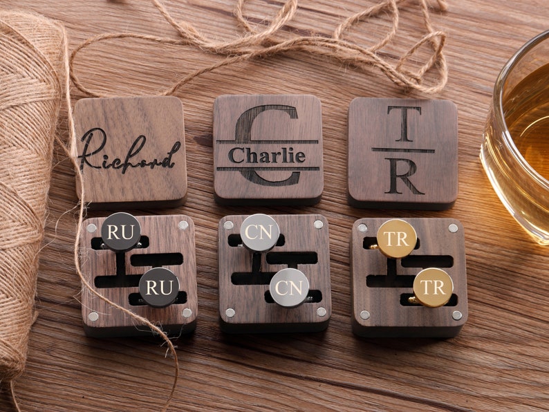 Puede incluir: Seis cajas de madera con nombres grabados: "Richard", "Charlie", "TR", "RU", "CN" y "TR". Cada caja contiene dos gemelos con iniciales grabadas.