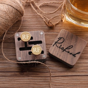 Puede incluir: Una caja de madera con una inscripci&oacute;n personalizada "Richmond" y dos gemelos de oro con las iniciales "RF" grabadas.