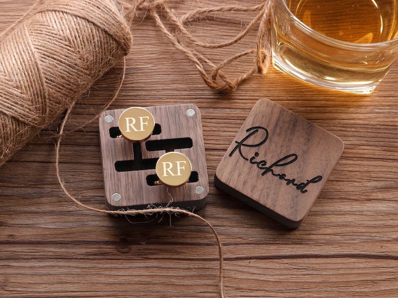 Puede incluir: Una caja de madera con una inscripci&oacute;n personalizada "Richmond" y dos gemelos de oro con las iniciales "RF" grabadas.