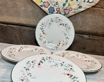 Gorgeous Set of Four) Pfaltzgraff Winterberry 1/8” Luncheon
