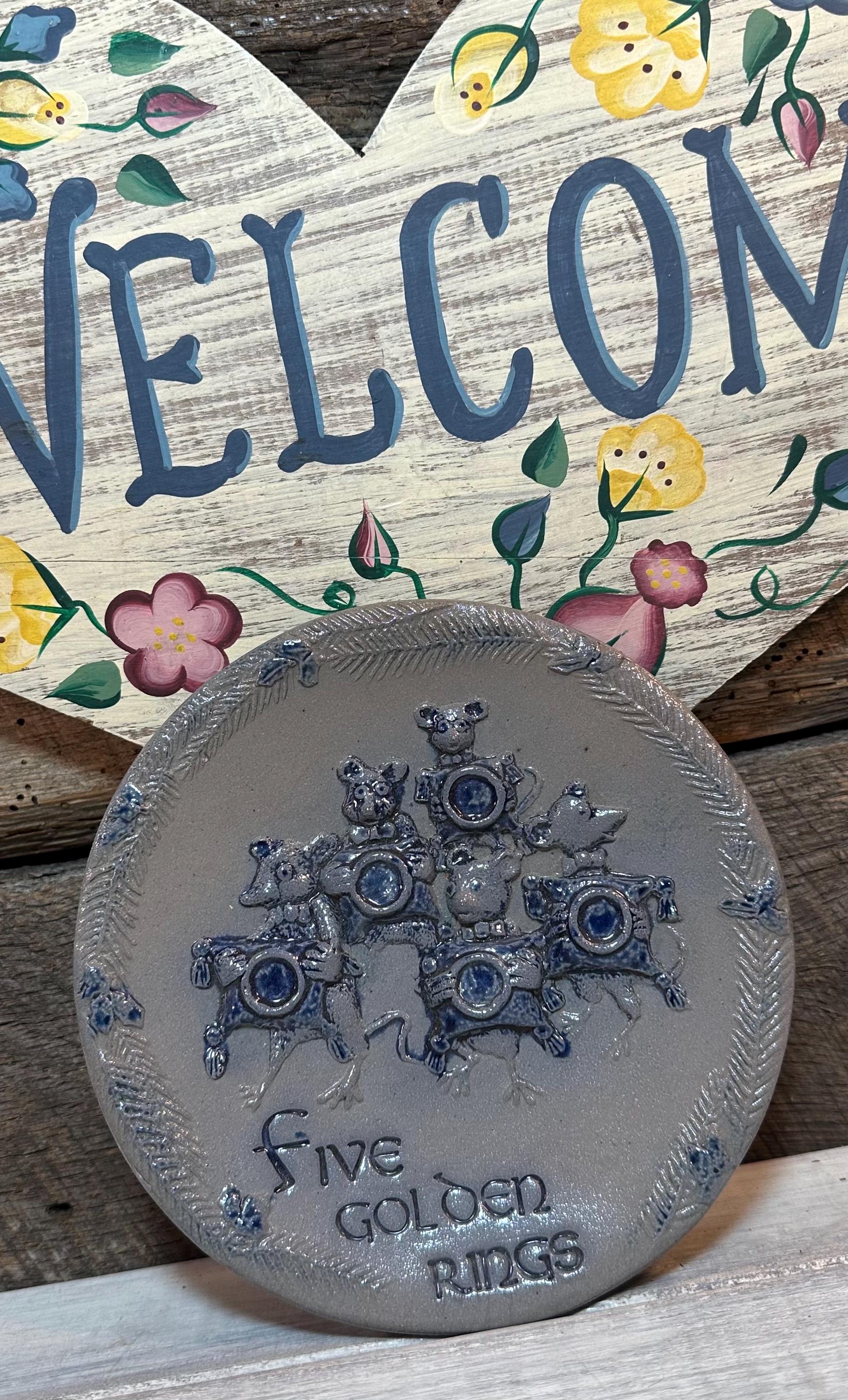 美しいROWE POTTERY WORKSの塩釉5つの黄金の輪のプレート、クリスマス 