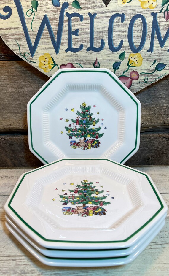 Beautiful Set of 4 (four) Christmastime DINNER PLATES by Nikko