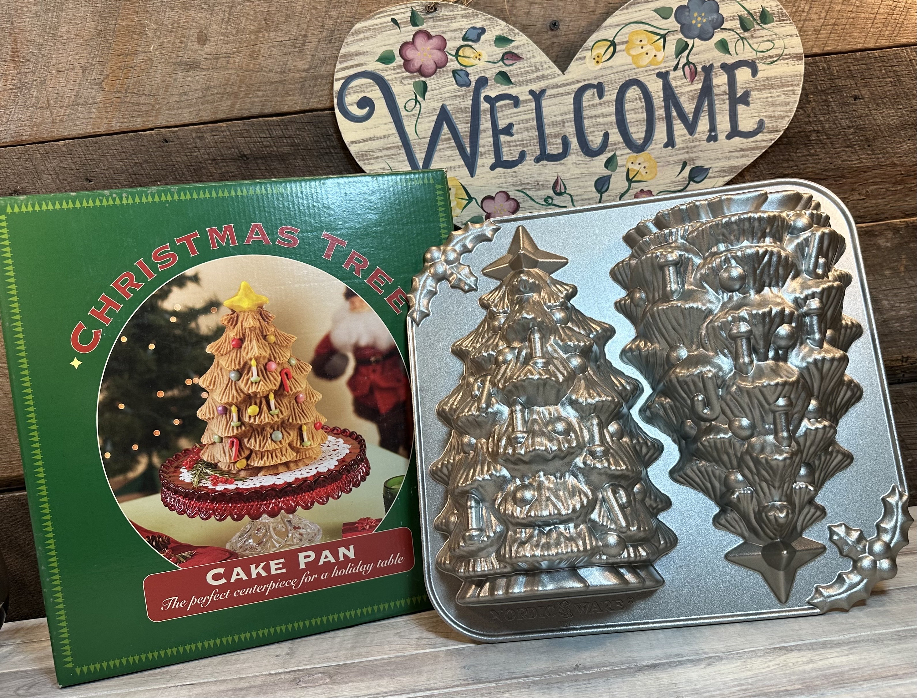 Nordic Ware Cast Aluminum Stand-Up Christmas Tree Pan 