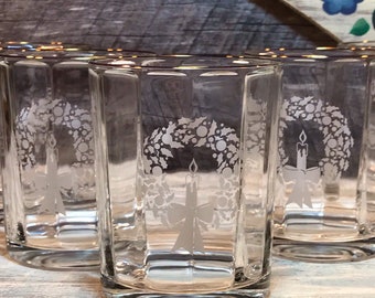 1960s Set of 4 (FOUR) Panel Optic Whiskey Glasses with Etched Christmas Wreath and Gold Rim, Christmas glasses, bourbon, vodka, scotch