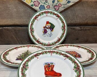 Juego de 4 (cuatro) PLATOS DE ENSALADA con el diseño "Holiday Celebrations" de Christopher Radko: Bota, Casa de jengibre, Muñeco de nieve y Árbol de Navidad.