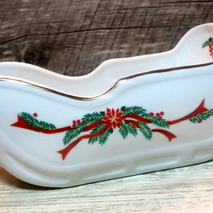 Schöne Schlitten Sauciere im Poinsettia & Ribbon von TIENSHAN, Weihnachtsgeschirr, Feiertagstisch, Fairfield