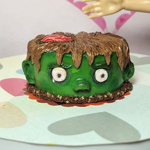 1:6th scale miniature Halloween zombie cake with cake liner
