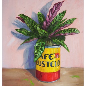 Puede incluir: Una pintura de una planta verde y morada en una lata amarilla y roja con el texto "Cafe Bustelo" en ella.
