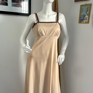 Abito lungo beige anni &#39;70 SUPER COOL con spalline a righe nei toni del marrone - taglia media