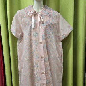 1960s Pretty PINK FLORAL HOUSECOAT By &quot;Surella of New York&quot; Size Large