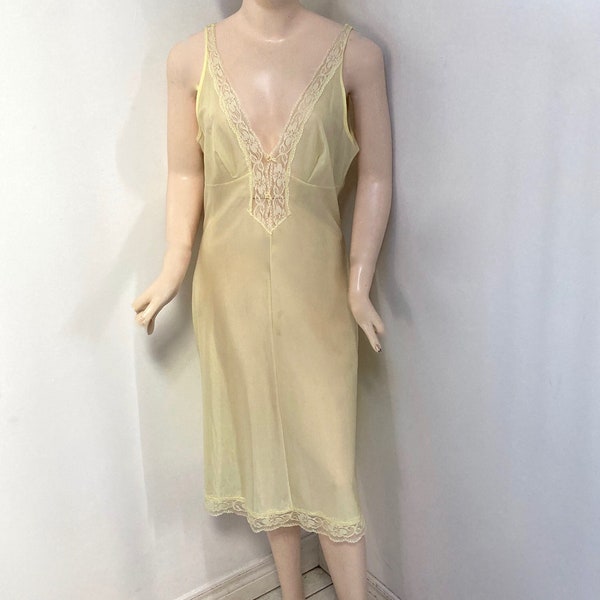 WONDERFUL 1970s DEEP V vintage Nightgown in light yellow - size Medium