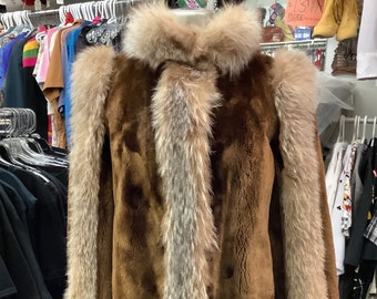 UNIQUE Stunning 1960s/1970s VINTAGE Sheared Beaver and FOX Trim Jacket with Satin Lining Size Small