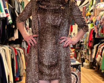 GEWELDIGE vintage verpletterde fluwelen namaak slangenhuid tweedelige jurk en stofdoek, maat klein!