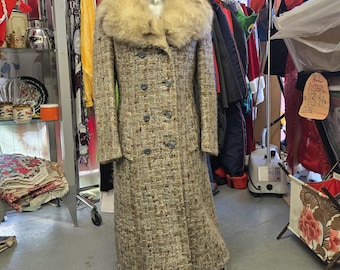 Stunning Vintage union Made WOOL COAT with FUR Collar Size Small
