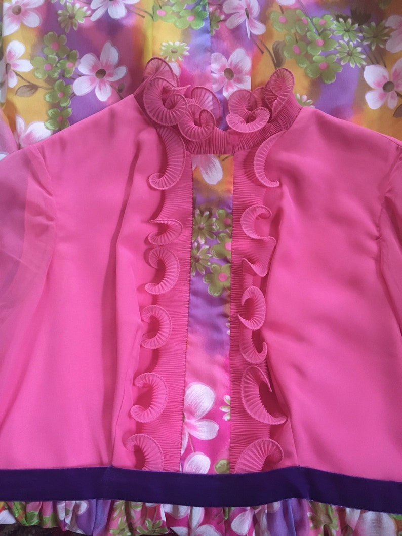 PSYCHEDELIC 1970/'s MAXI Dress VIBRANT floral pattern with stunning ruffled accents size Medium