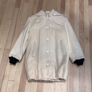 Precioso abrigo vintage de lana blanca Hudson&#39;s Bay con capucha y forro de seda, talla mediana