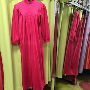 1980s VINTAGE Full Length Hot Pink VELVET HOUSECOAT Size medium