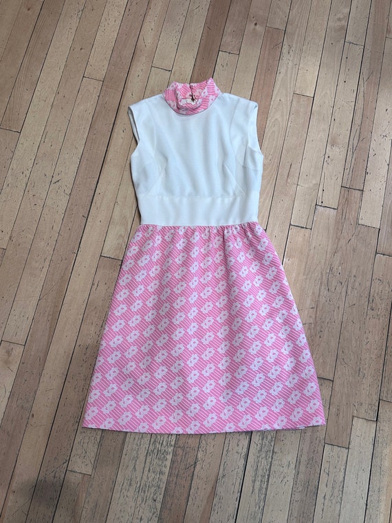 CUTE Vintage FLOWER Power 1960's PINK And White D… - image 3