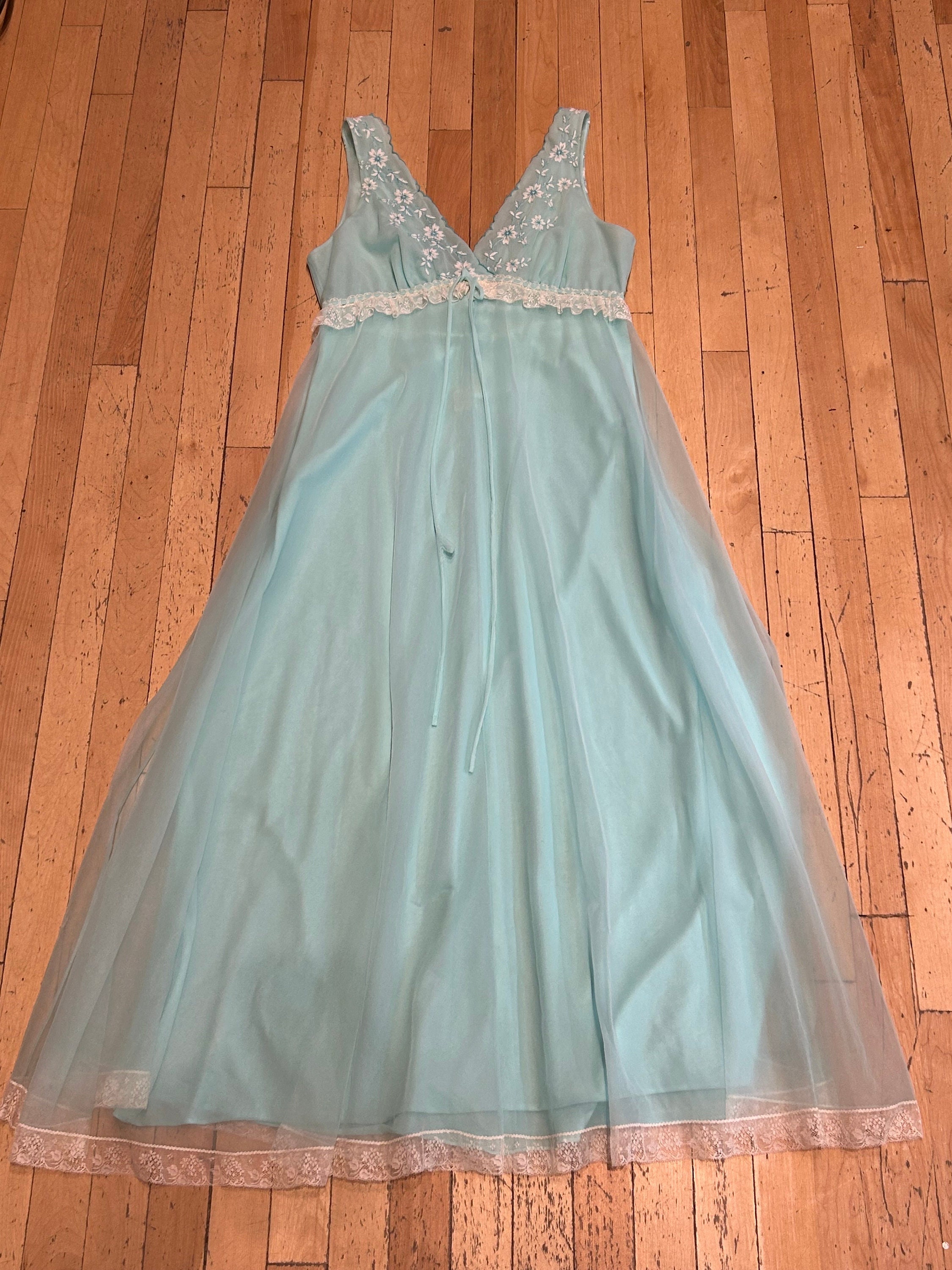 Beautiful LINDA LINGERIE Baby Blue Night Gown Made in MONTREAL Etsy Canada