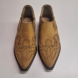 Awesome LEATHER WESTERN SHOES Stitching Details and Square Toe Size 5.5