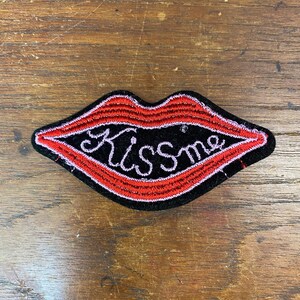 RETRO schattige vintage "Kiss Me" GEWEVEN PATCH