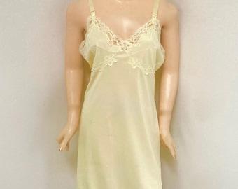 LOVELY VINTAGE 1970s Yellow full Slip w/lace size Medium
