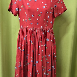 PRETTY 1950s MCM Homesewn Red FLORAL dress with Round Collar size Extra Small