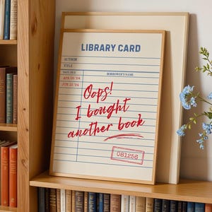 Puede incluir: Una taza de cerámica blanca con un asa negra y el texto "But First, Coffee" en negro, con una fuente de estilo manuscrito. La taza está sobre una superficie blanca.