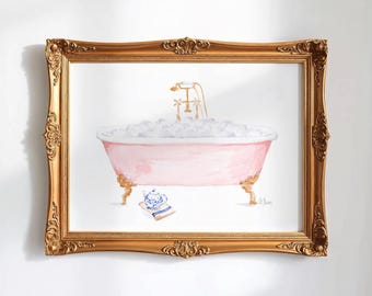 Op de afbeelding: Waterverfschilderij van een roze badkuip met klauwpoten gevuld met bellen, omlijst in een gouden, sierlijke lijst. Een blauw-witte theepot en boeken staan voor de kuip. Het kunstwerk is rechtsonder gesigneerd.