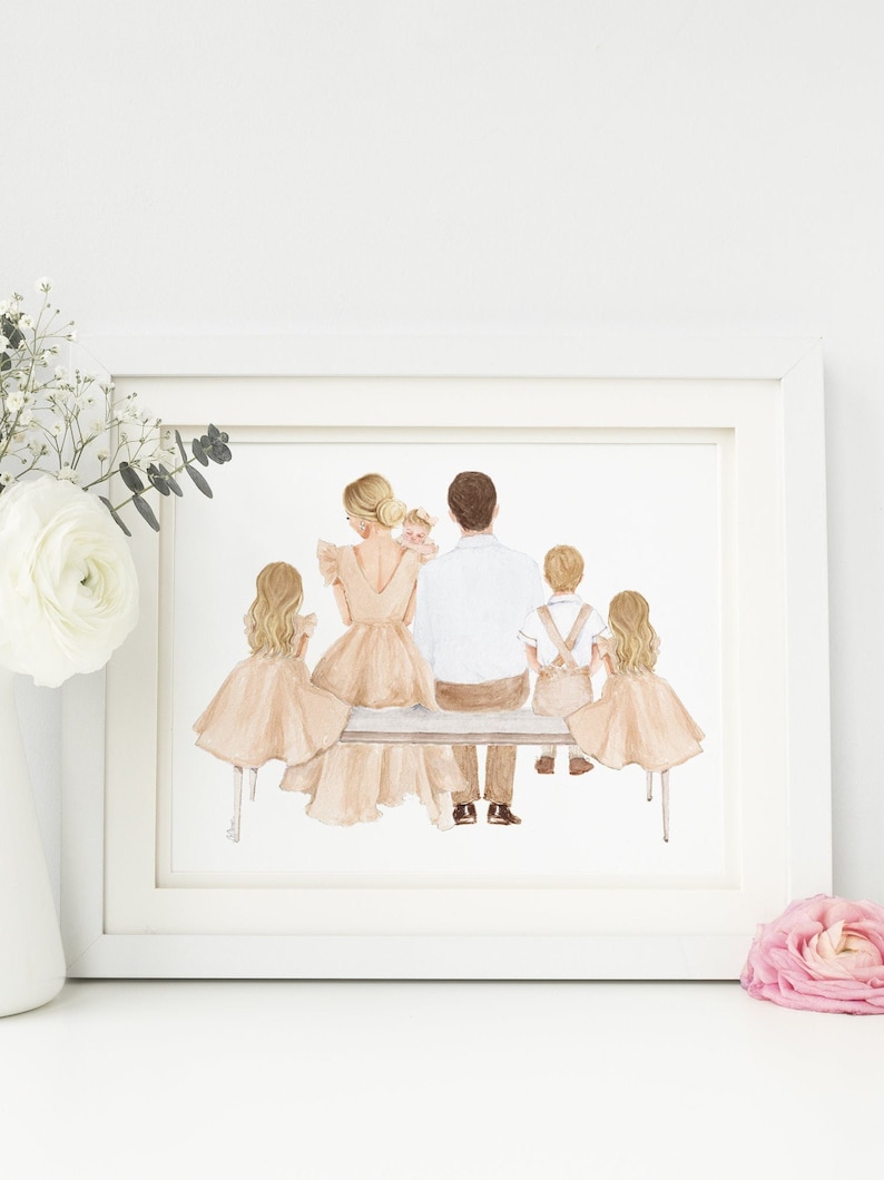 Pode incluir: Retrato de fam&iacute;lia em aquarela emoldurado em branco. A obra retrata uma fam&iacute;lia de seis, sentada em um banco, vista por tr&aacute;s. Os adultos e as crian&ccedil;as est&atilde;o vestidos em tons neutros. A imagem &eacute; exibida em uma superf&iacute;cie branca com detalhes florais.