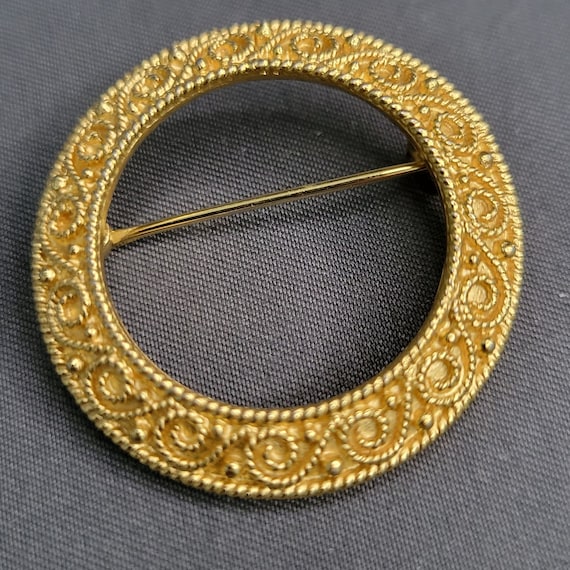 Crown Trifari Round Circle Circlet Brooch Pin Gol… - image 1