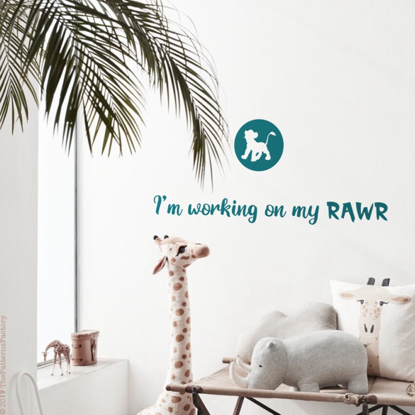 Décalcomanie Murale Inspirée Du Roi Lion - Décalcomanie Word Simba Travaillant sur Mon Autocollant M