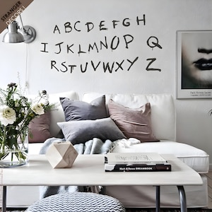 Väggdekal med alfabetet inspirerat av Stranger Things: Separata bokstäver - Lätt att ta bort i vinyl